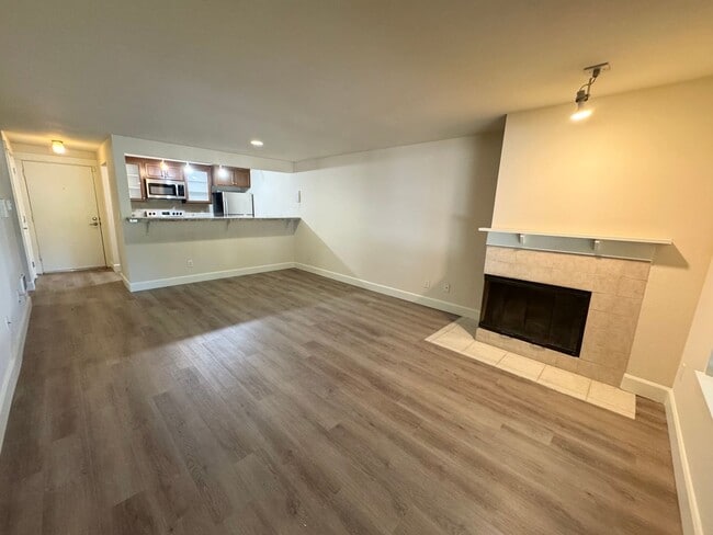 Building Photo - Beautifully updated 1 bedroom next to Bitt... Unit 2109 Rental
