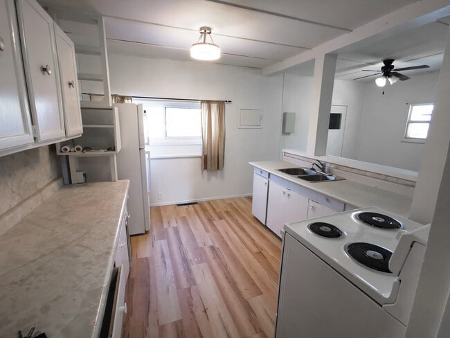 Photo - 710-718 8 St E