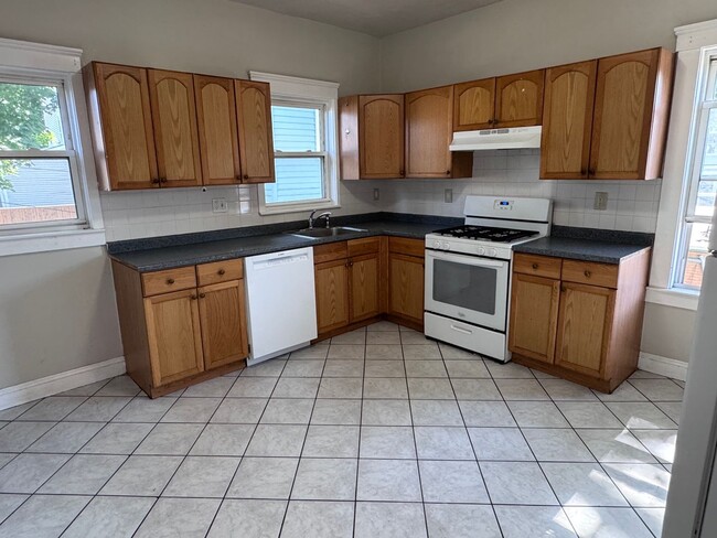 Building Photo - NO BROKER FEE!! 5 BED/2 BATH IN LOWER ALLSTON WITH DISHWASHER!