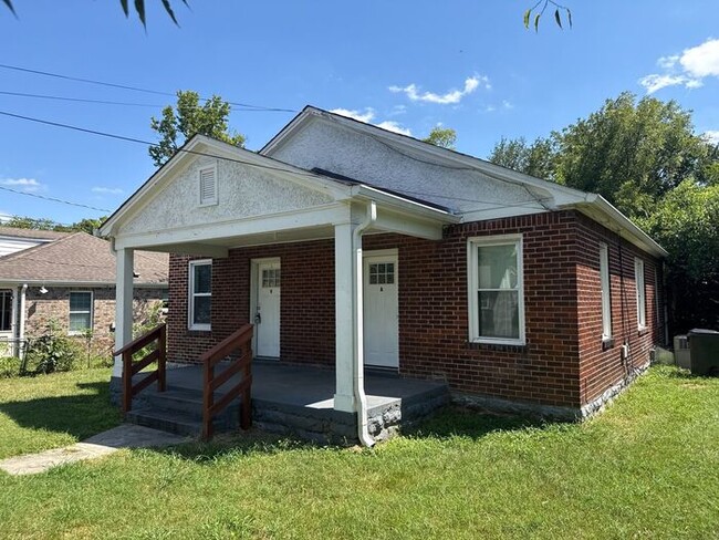 Building Photo - FOR RENT - Renovated Duplex in Gallatin - Half Off 1st Month Move in Special!