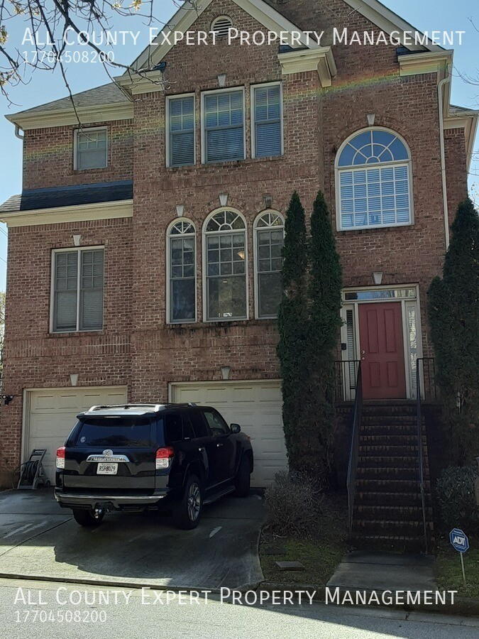 Photo - 907 Lenox Ct NE House