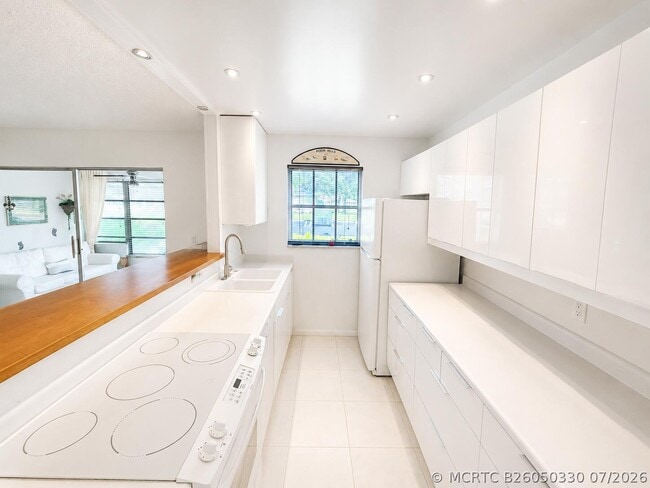Building Photo - 1207 S Drive Way Unit C