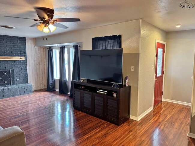 Photo - 405 Vaughn St