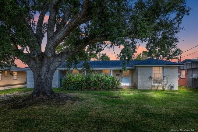 Photo - 417 E Claude St