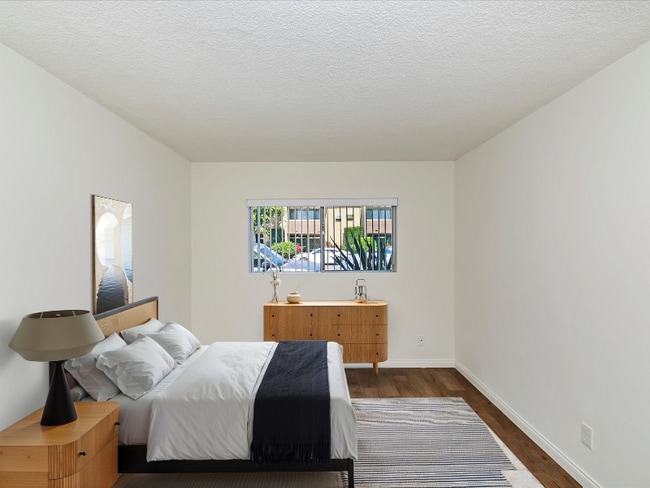 Photo - 15120 Woodruff Ave