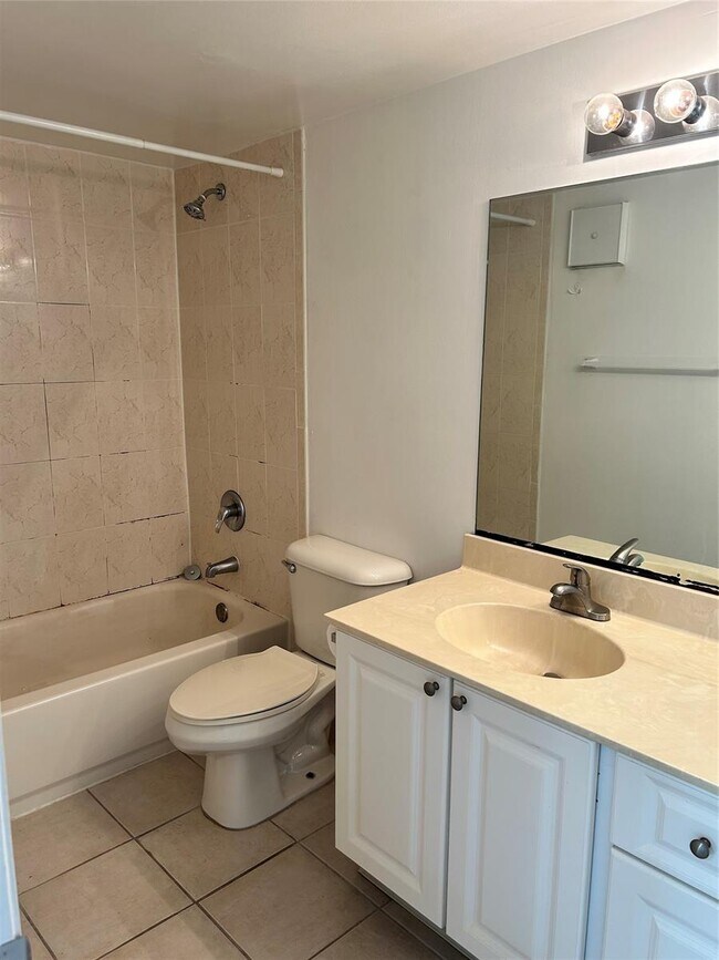 Photo - 711 N Pine Island Rd Unidad 319