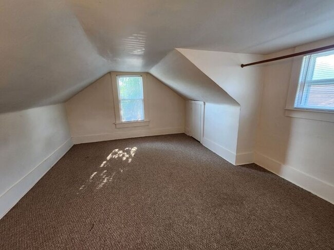 Photo - Cute 3 Bedroom Close to Shopping