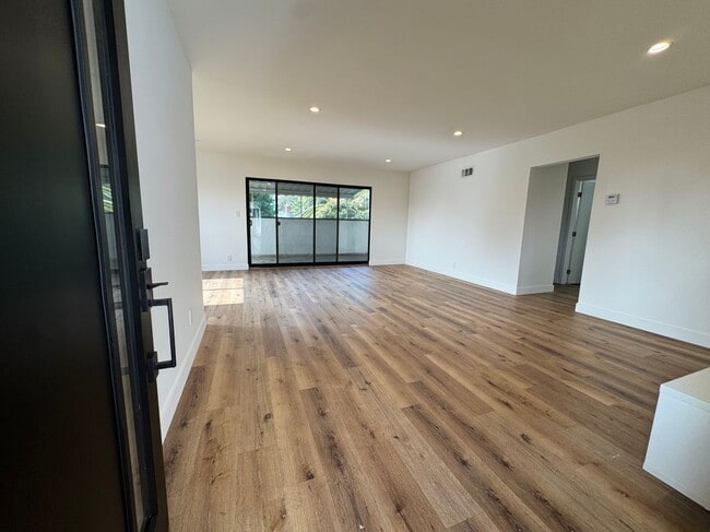 Photo - 1347 N Stanley Ave