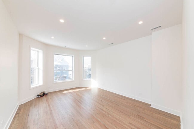 Photo - 2825 N Rockwell St Unit 2