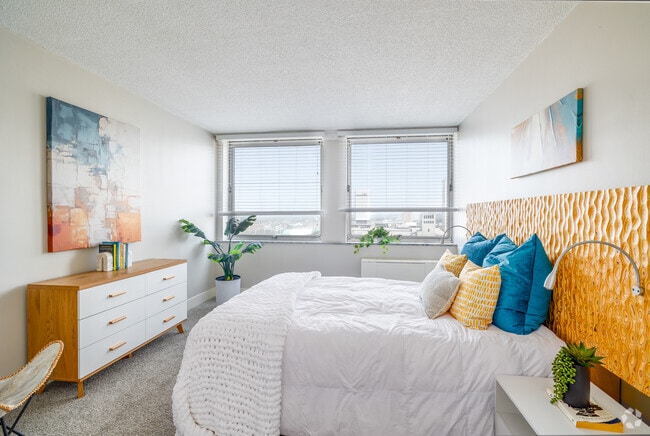1BR, 1BA - 600-950SF - Bedroom