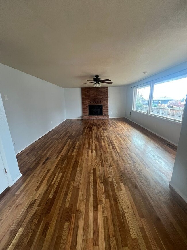 Building Photo - Newly Renovated 4 Bedroom, 2 Bathroom Home...