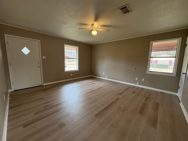 Photo - Very nice 3 bedroom/1&1/2 bathroom