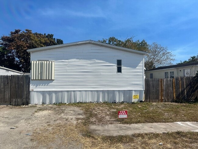 Building Photo - Renovated and Spacious 5/3 MOBILE HOME - WEST BOCA RATON