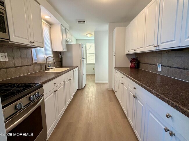 Photo - 546 E Bayview Ave