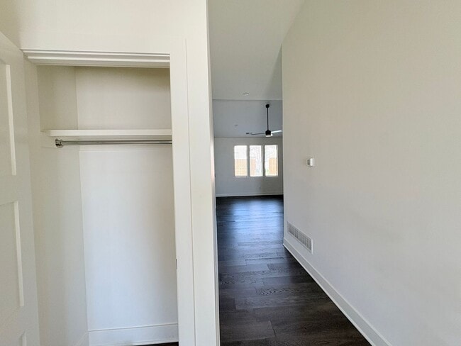 Photo - 104-106 Oakwood Ct