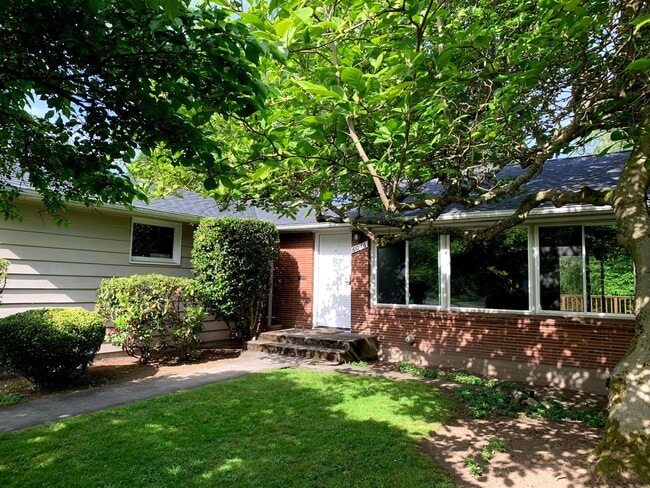 Building Photo - Seattle Home with HUGE yard in a Great Nei...