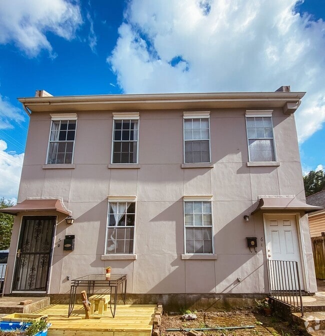 Building Photo - Centrally Located Condo!! Near Magazine St...
