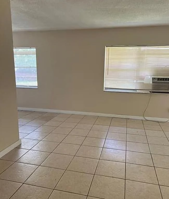 Photo - 513 SW 2nd Ct