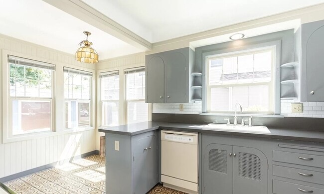 Photo - 6613 N Amherst St