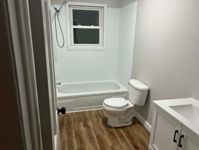 Photo - 668 Coach St