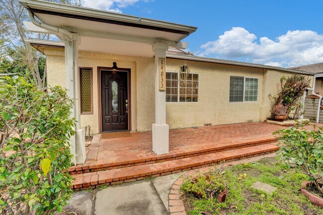 Front - 14833 Cohasset St