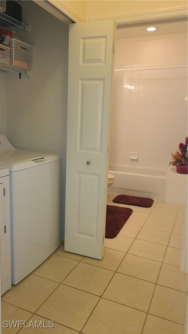 Building Photo - 445 Robin Hood Cir Unit 201