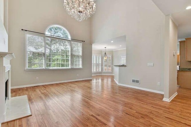 Photo - 330 Winherst Ln