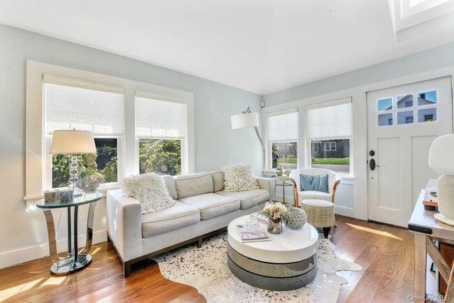 10 Henry St