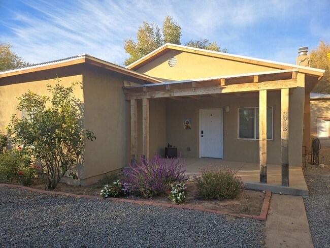 Building Photo - 2 Bedroom, 1 Bathroom Home! Schedule a Showing Soon!