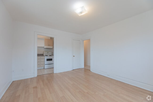1BR, 1BA - 650SF - Living Room