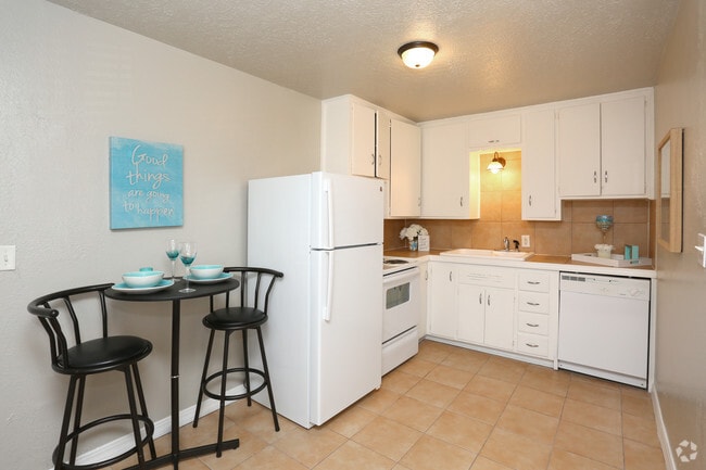 1BR, 1BA - 525SF - Kitchen - The Vintage Apartments