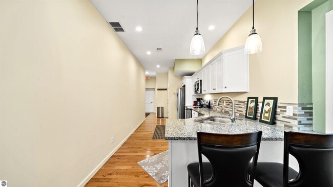 Photo - 201 River St