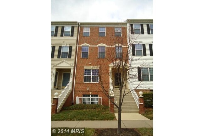 Building Photo - Beautiful sun-filled 3 br, 2.5 bath townho... Rental