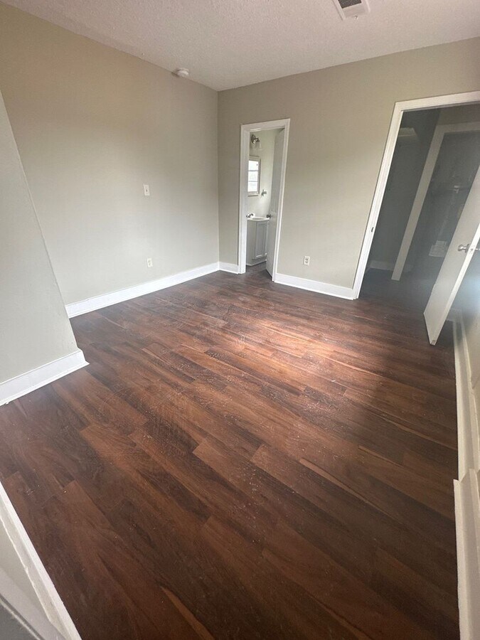 Photo - 694 Hamilton St