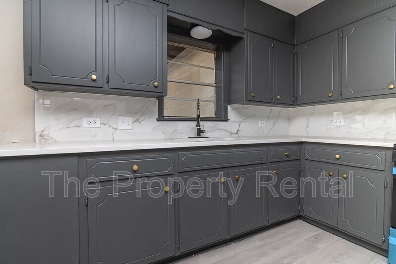 Photo - 907 E 15th St