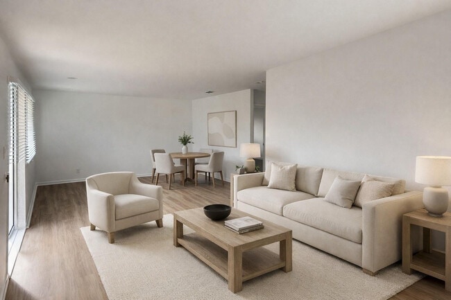 Building Photo - 902 E Tiffany Dr Unit 1