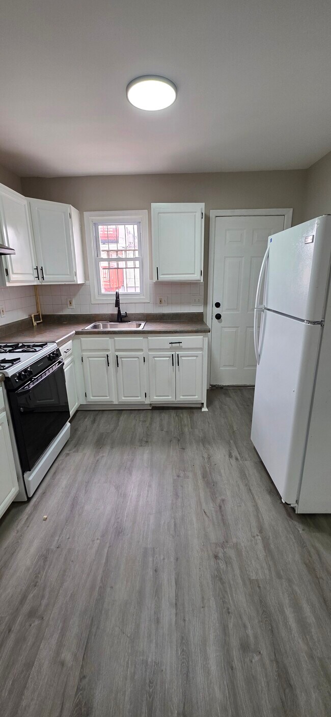 Photo - 121 N Bradford St