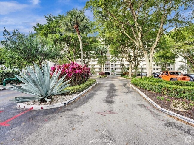 Building Photo - 605 Oaks Dr Unit 309 Rental