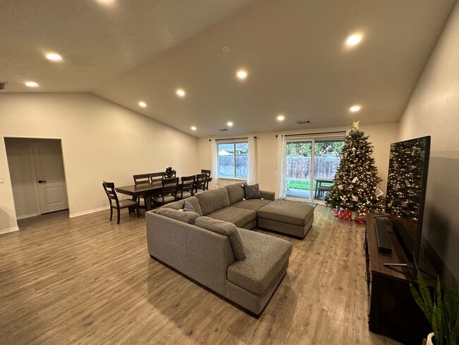 Photo - 1515 W Harbeck Rd