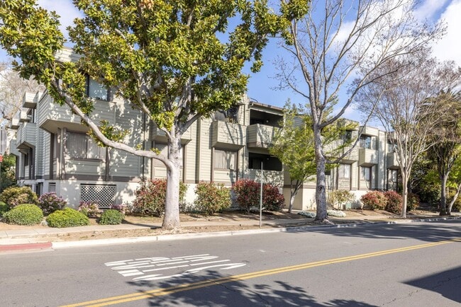 Building Photo - Beautifully Maintained 2 Bed, 2 Bath Condo...