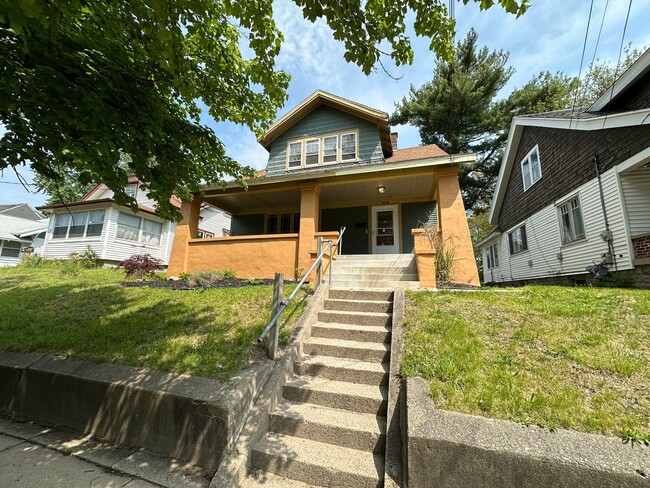 Photo - 1119 Alexander St SE