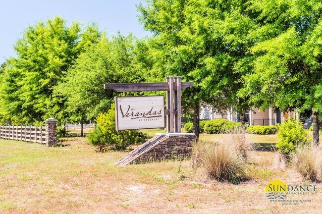 Stunning 3 bedroom town home with screened... - Stunning 3 bedroom town home with screened...