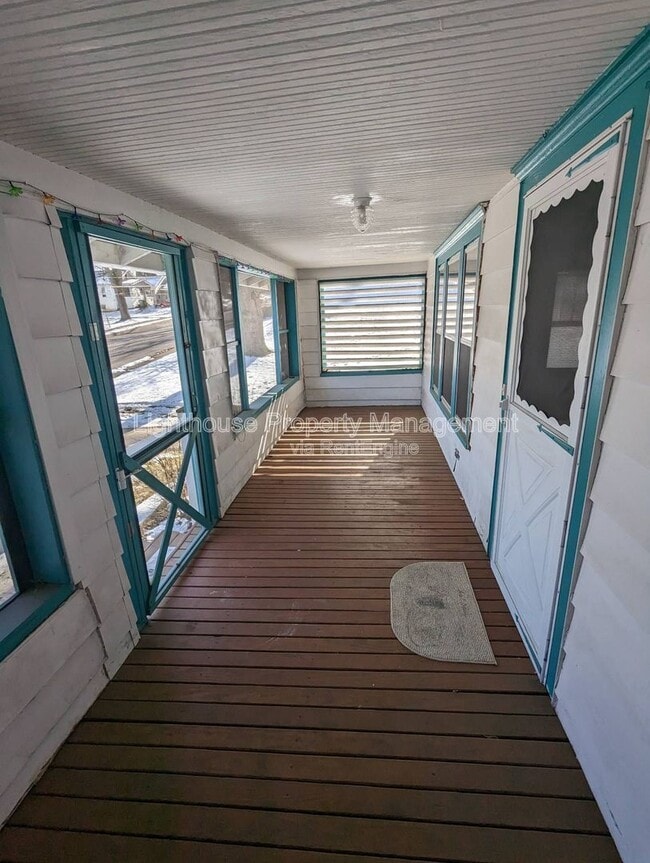 Photo - 449 24th St N