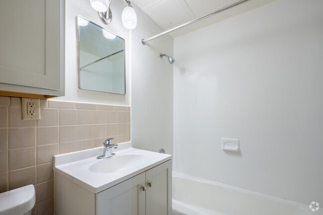1BR, 1BA - 600SF - Bathroom