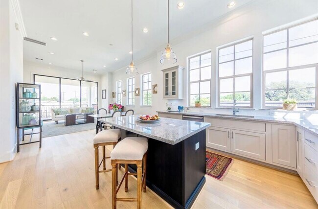 Photo - 4008 University Grove St