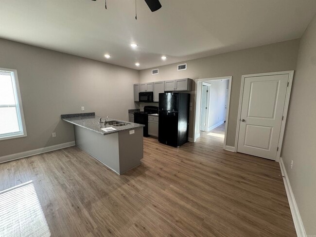 Photo - 215 N Elm St