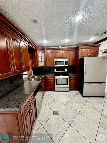 Building Photo - 9531 NW 8th St Rental