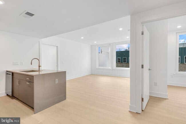 Building Photo - 2000 Dreer St Unit 605