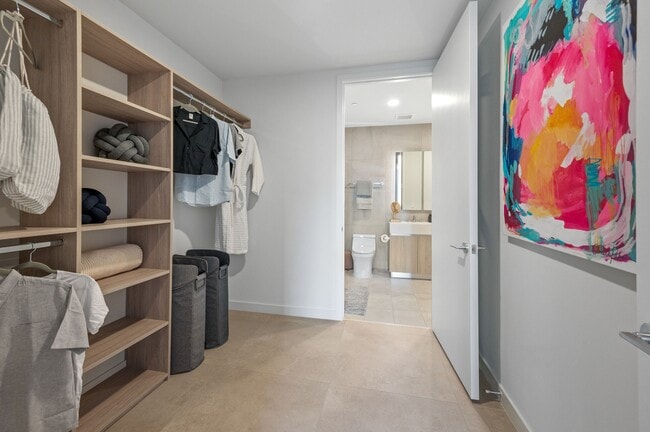 Wynwood_interior_closet - AMLI Wynwood