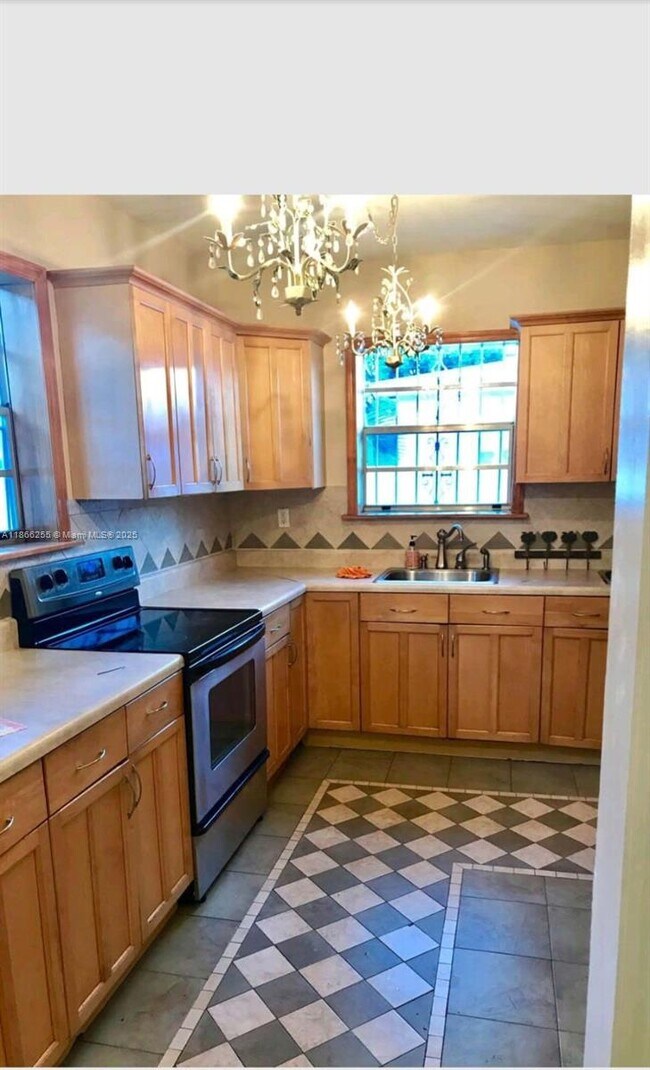Photo - 620 NE 170th St